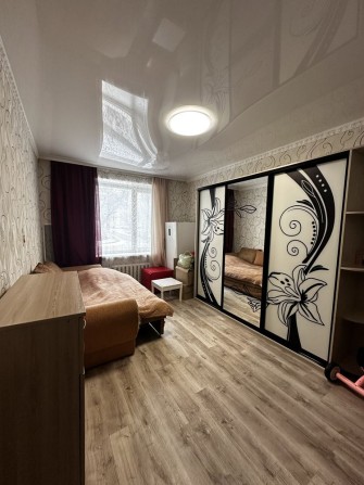 Продам трьохкімнатну квартиру поруч з центром міста - фото 1