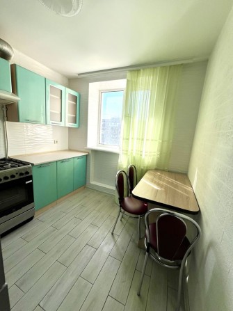 Продам квартиру после кап.ремонта,каждая комната имеет выход на балкон - фото 1