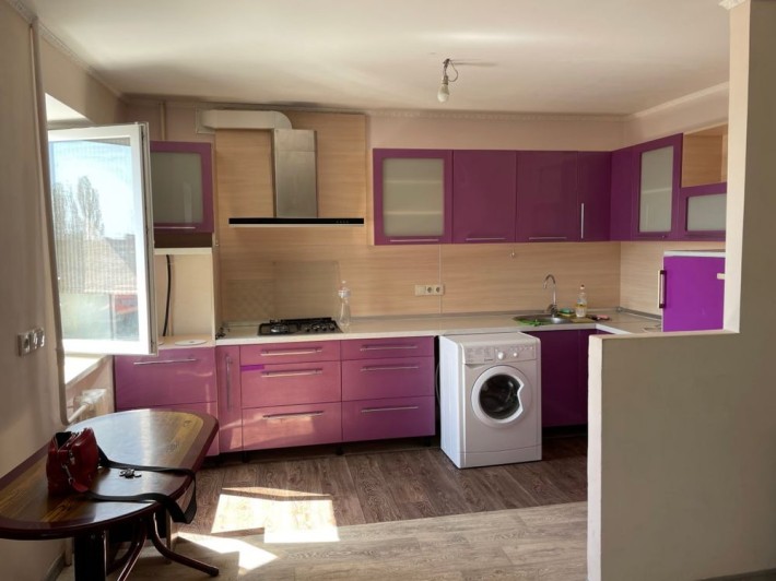 Продам квартиру 3 спальні+ кухня студія. Чорноморськ - фото 1