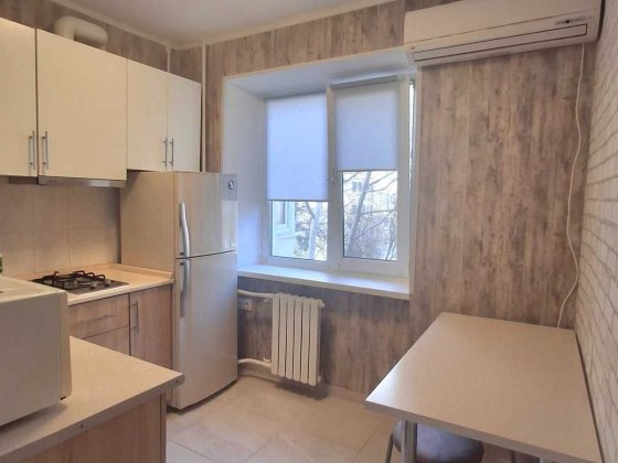 Продам 2 комнатную с ремонтом и обстановкой на среднем этаже Черноморск