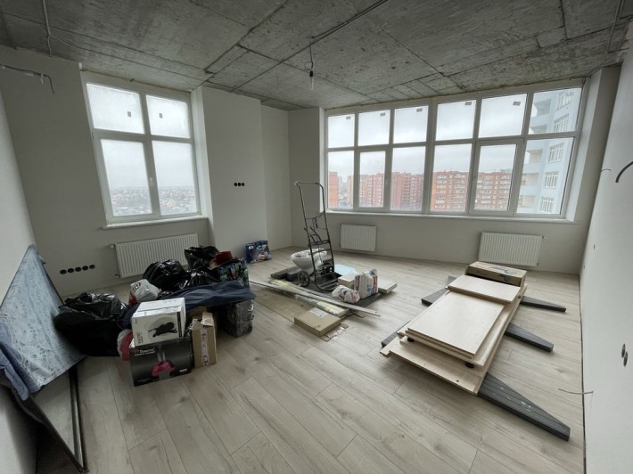 Велика 1-кімнатна квартира з кухнею-студією. Район Моноліт - фото 1