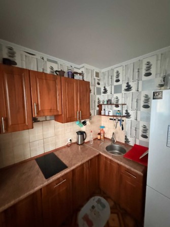 Продам 1 комнатную квартиру в новострое на Шума на низком этаже - фото 1