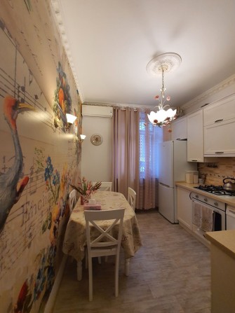 Шикарна  3к квартира у центрі Чорноморська - фото 1