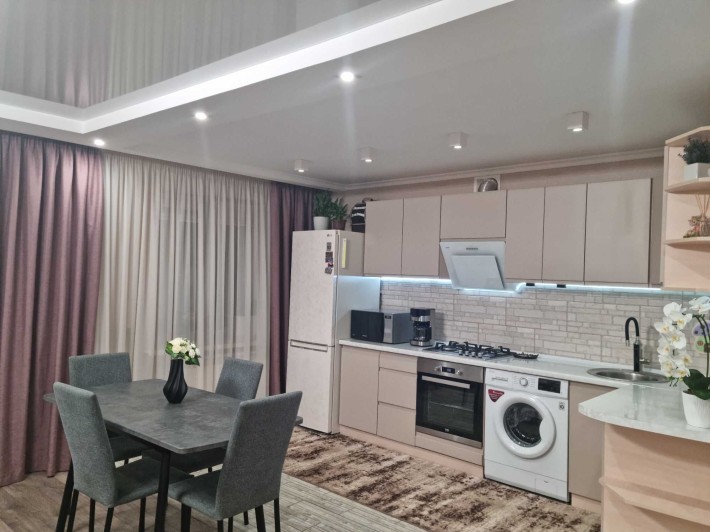 Продам 3-и кімнатну квартиру з євроремонтом на 5-му мікрорайоні - фото 1