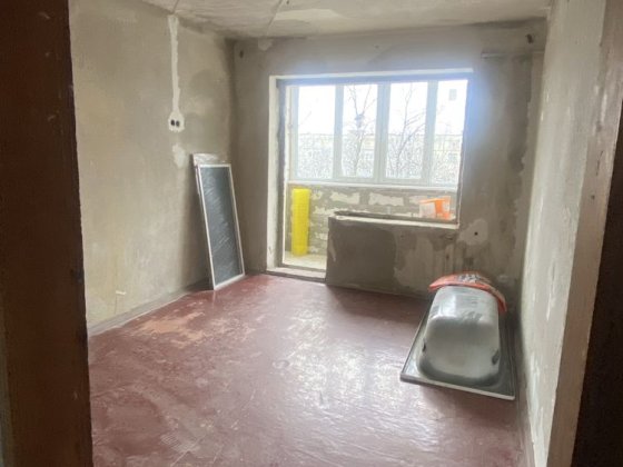Продам 2-х кім. кв «чешку»на трикутнику з розпочатим ремонтом. Лозова