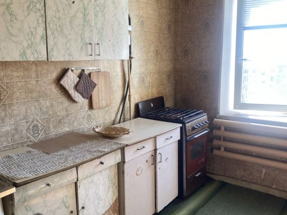 Продам 2-х кім.кв на трикутнику з  меблями. Лозова