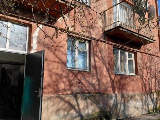 Продаж 2 кімн.кв. вул. Лисенка Мик.6 ДОСИ  1 поверх 43м.кв.без ремонта Мукачеве