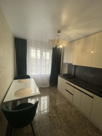 Продам двухкомнатную чешку с евроремонтом - фото 1