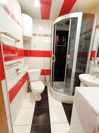 Продам 2 комнатную квартиру в центре - фото 1