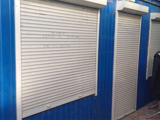 Ларьок на місцевому ринку