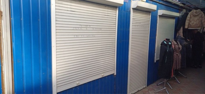 Ларьок на місцевому ринку - фото 1