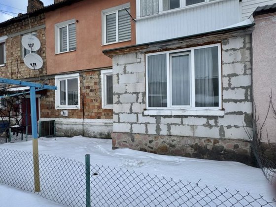 Продається 3-кімнатна квартира з власним подвірʼям. Сарны