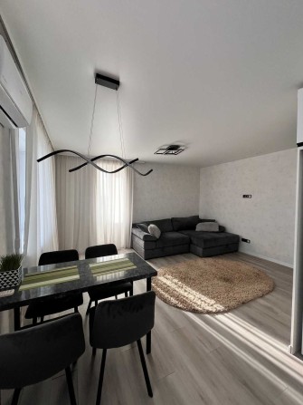 Продается стильная 2-комнатная квартира-студия в центре - фото 1