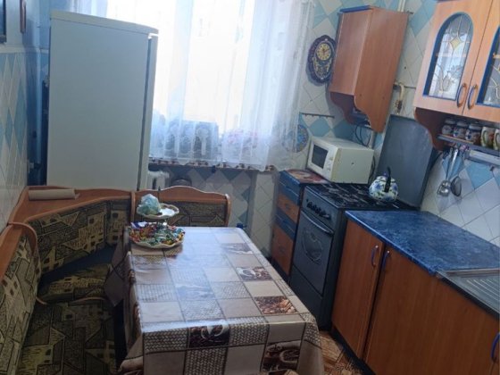 Продається 4-х кімнатна квартира в центрі міста!! Умань