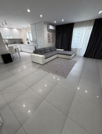 Продається трикімнатна квартира - фото 1