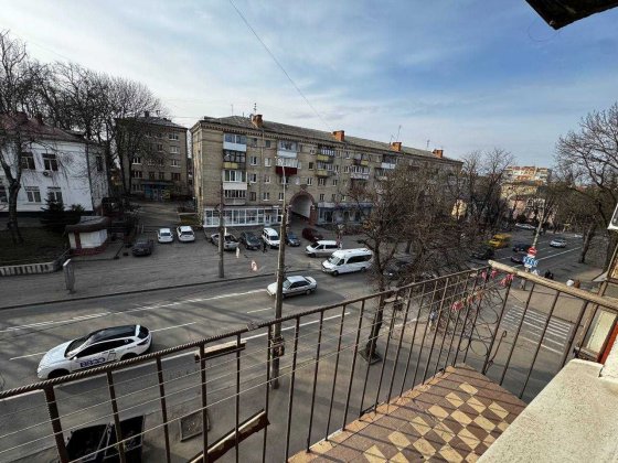 2км в Центрі нашого міста , 43 м2   3/5 поверх , не кутова, є балкон Хмельницький