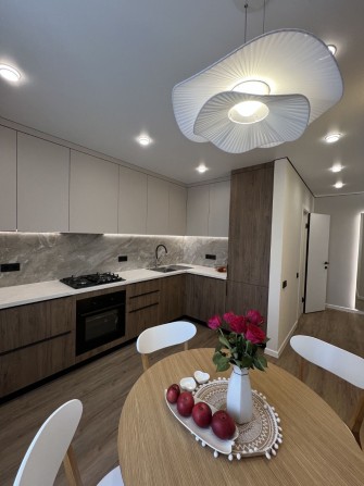 Продаж двокімнатної квартири, з сучасним дизайнерським ремонтом. - фото 1