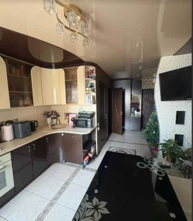 Комфортна квартира з індивідуальним опаленням та кладовою кімнатою - фото 1