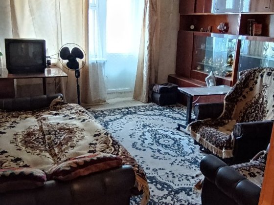 Продам 1 комнатную крупногабаритную квартиру, на 4 этаже , дом кирпич. Никополь