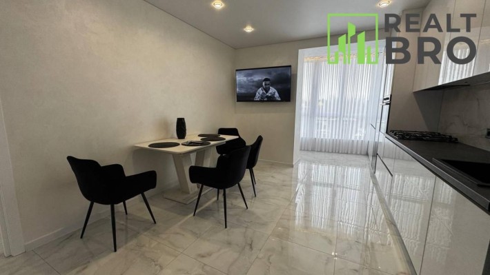 Продаж квартири в новобудові з новим ремонтом - фото 1