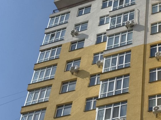 Світла здана новобудова з панорамними вікнами на Зарічанській Хмельницький