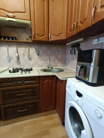 Затишна 2-стороння квартира з роздільними кімнатами - фото 1