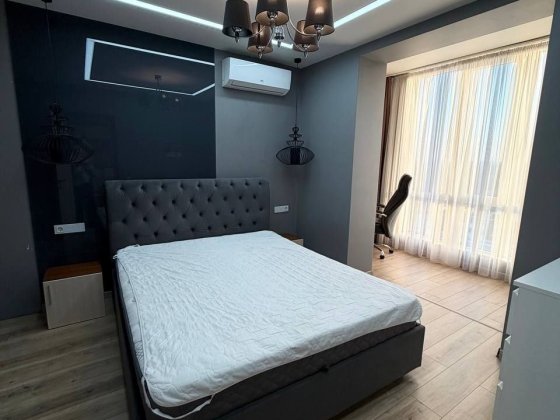 Просторная квартира 73,3 м²: кухня-гостиная + спальня.