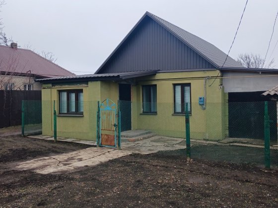 Только продажа. Продам половинку небольшого домика  на восточной сторо Синельникове