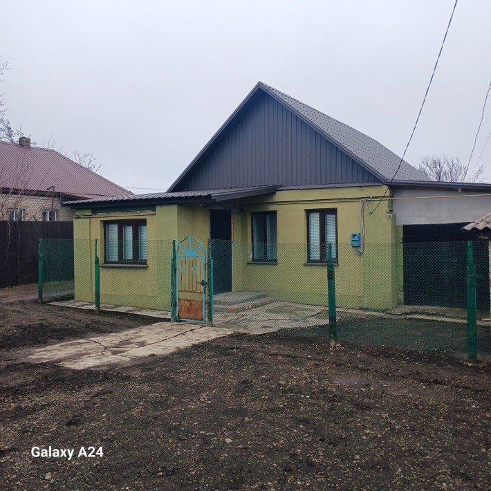 Только продажа. Продам половинку небольшого домика  на восточной сторо - фото 1