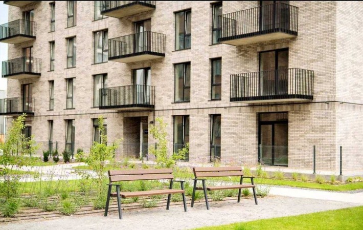 Трикімнатна квартира в зданому будинку з власним патіо - фото 1