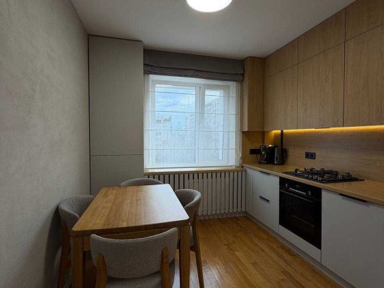 Продаю двокімнатну квартиру з якісним ремонтом! Угорники