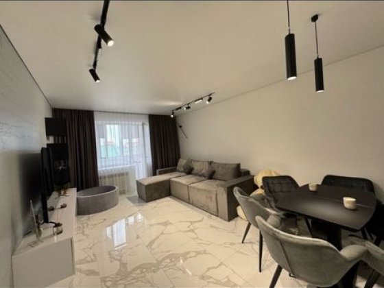 Продам квартиру , Власник , 92 квадрати , з новим ремонтом ! Угринов