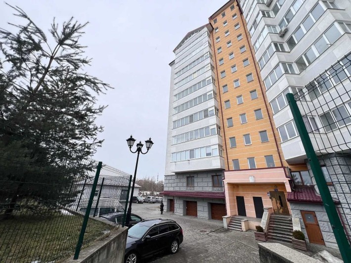 Продається простора 3 кім. квартира в новобудові площею 131 м2 - фото 1