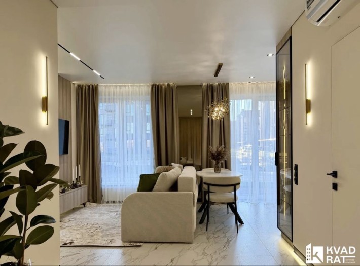 ТЕРМІНОВО! Стильна 2кім квартира +кухня студія ЖК Долішній - фото 1