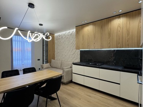 Велика 1-кімнатна квартира видова на Міське Озеро Крихівці