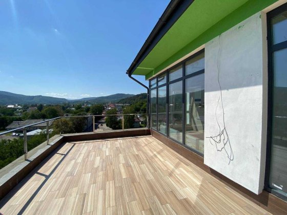 Велика квартира з терасою та видом на гори в м. Косів Косов