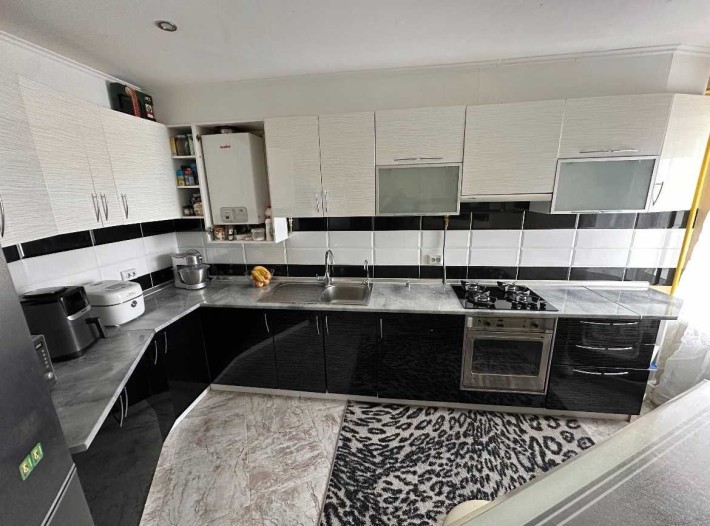 Продаж З кімн квартири з ремонтом з мінімальним оформленням - фото 1