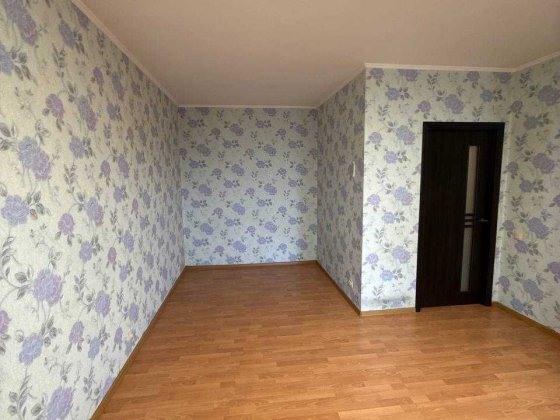 Сертифікат. Продаж великої євро 2-к, 47 м кв. Стоянка