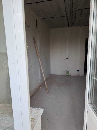 Велика 1-кімнатна квартира з початковим ремонтом! - фото 1