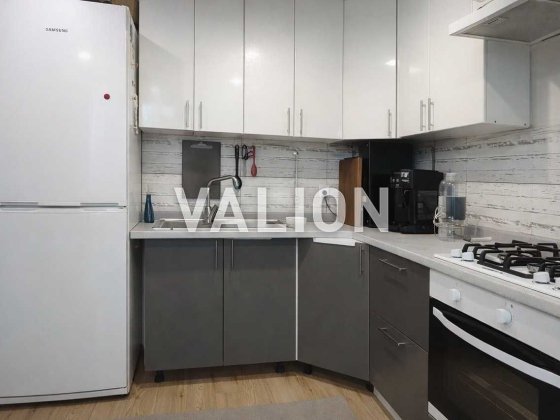 Продається 1-кімнатна квартира з ремонтом у центрі села Хотів. Хотов