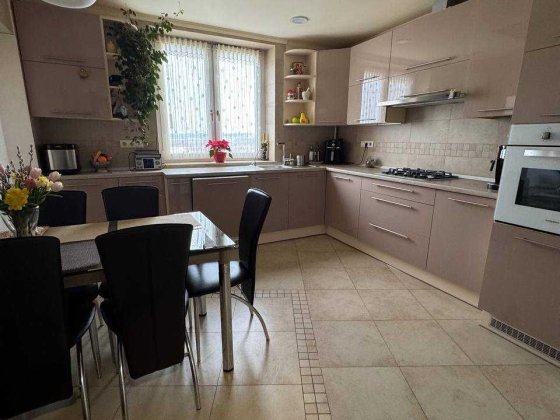 Продаж затишної квартири з ремонтом і каміном в Пустомити Пустомыты