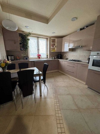 Продаж затишної квартири з ремонтом і каміном в Пустомити - фото 1