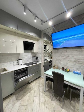 Красивая квартира в новом кирпичном доме с ремонтом у моря - фото 1