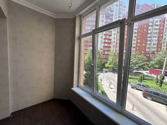 Двухкомнатная с новым ремонтом в ЖК Радужный, низкий этаж Лиманка