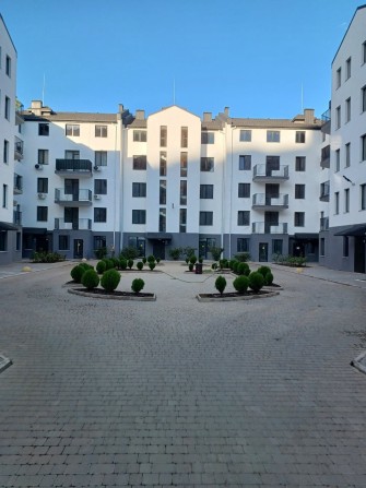 В новом сданном доме 1к.Сахарова/ Высоцкого - фото 1