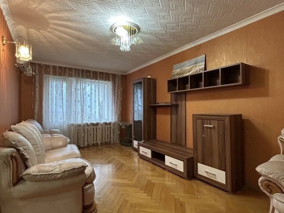 Продам трикімнатну в Шевченківському районі Тепличне