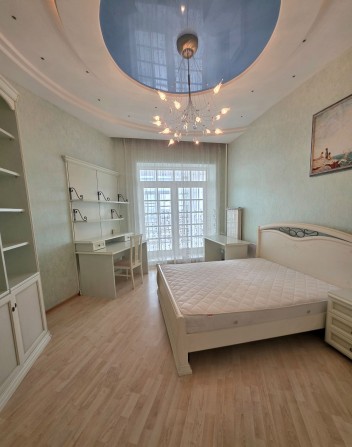 Дворівнева квартира в центрі міста з панорамним краєвидом на річку - фото 1