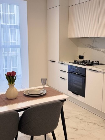 Нова дизайнерська квартира повністю оснащена - фото 1