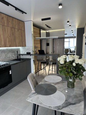 Нова 1-к. квартира - 45 м2  з шикарним дизайнерським ремонтом! - фото 1