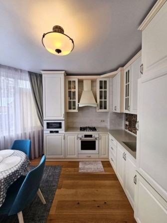 Затишна, велика 1-на квартира, мінімальне оформлення - фото 1